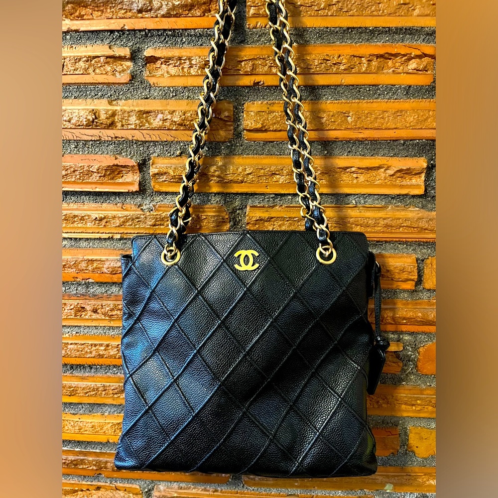 Vintage Chanel diamond stitch black leather shoulder bag